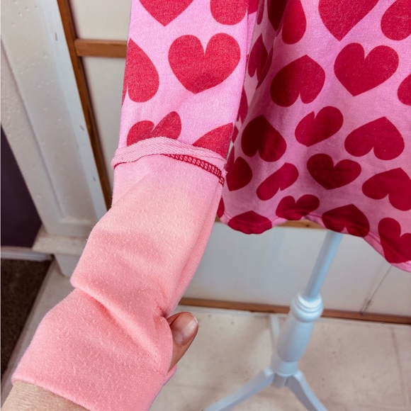 BiBi Hearts Snuggly Long Sleeve Top w/ extended cuffs w/ thumb holes - Picture 3 of 6